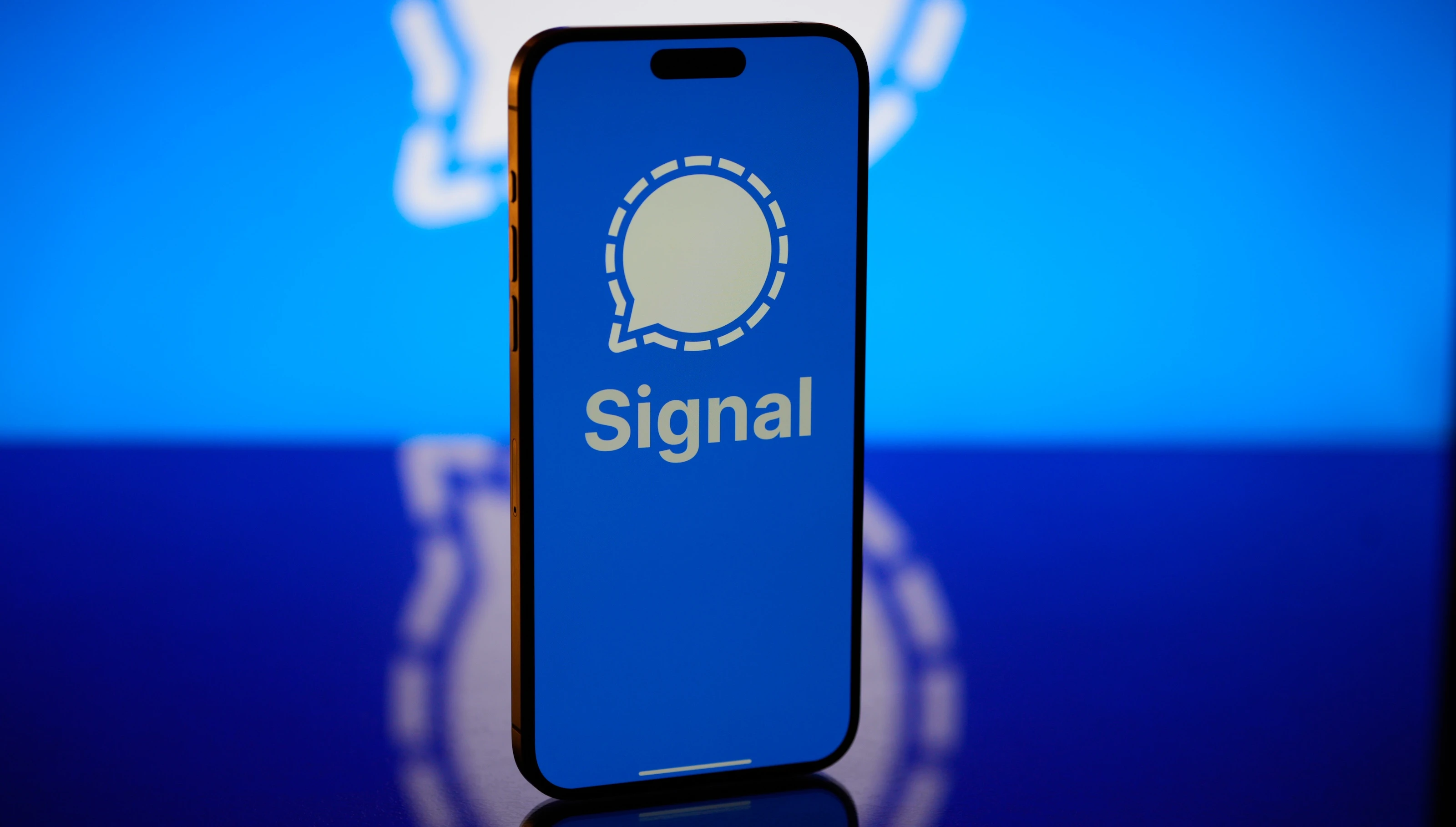 How can I chat securely with Signal?